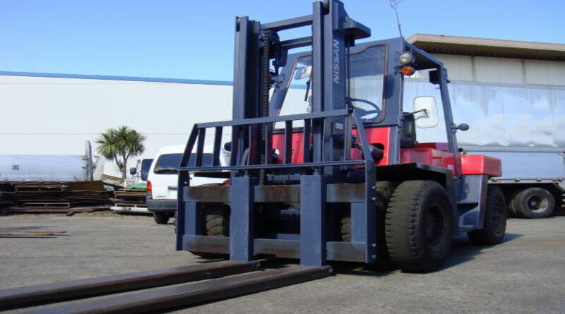 DIFFERENCE BETWEEN CRANE AND FORKLIFT​