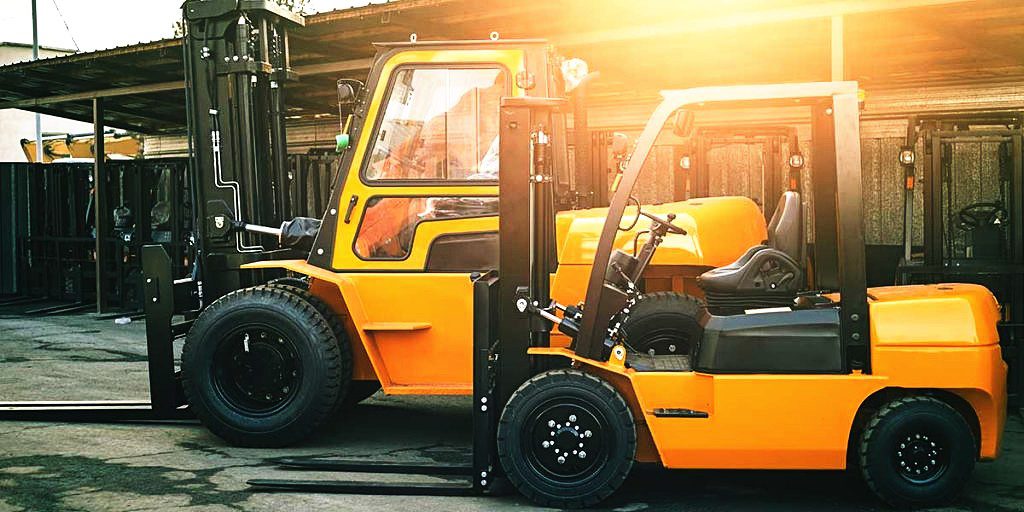 UNDERSTANDING THE DIFFERENCE BETWEEN TRUCKS AND FORKLIFTS​